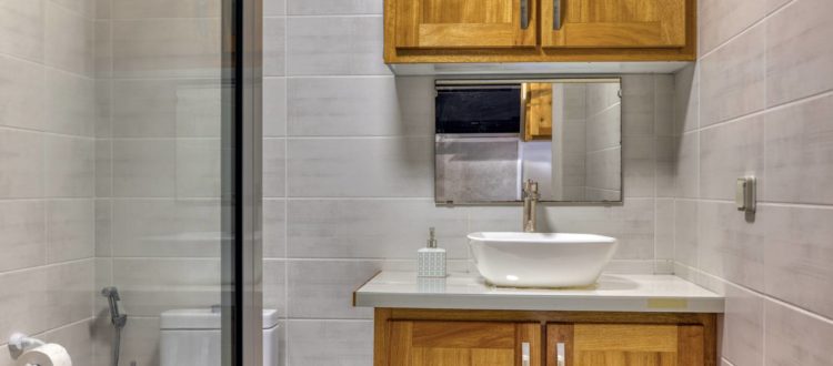 Salle de douche avec meuble en bois clair et vasque moderne