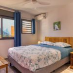 Lit double dans la chambre principale du T3 à la Résidence Georgette à Terre-Sainte