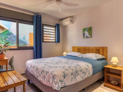 Lit double dans la chambre principale du T3 à la Résidence Georgette à Terre-Sainte