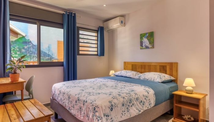 Lit double dans la chambre principale du T3 à la Résidence Georgette à Terre-Sainte