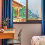 Chambre principale de l'appartement T3 avec coin bureau à la Résidence Georgette, Terre-Sainte
