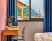 Chambre principale de l'appartement T3 avec coin bureau à la Résidence Georgette, Terre-Sainte