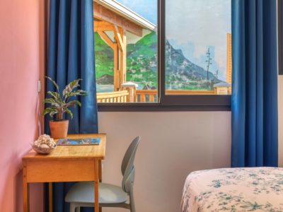 Chambre principale de l'appartement T3 avec coin bureau à la Résidence Georgette, Terre-Sainte