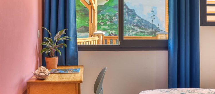 Chambre principale de l'appartement T3 avec coin bureau à la Résidence Georgette, Terre-Sainte