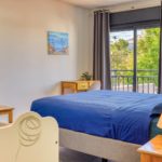 Chambre secondaire lumineuse avec lit double dans l’appartement T3