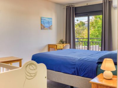 Chambre secondaire lumineuse avec lit double dans l’appartement T3