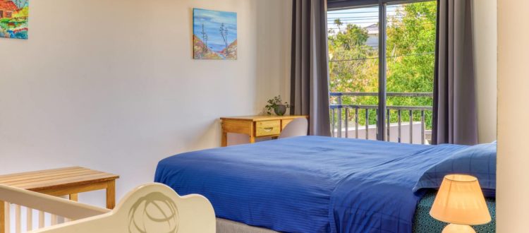 Chambre secondaire lumineuse avec lit double dans l’appartement T3