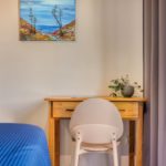 Deuxième chambre du T3 avec un coin bureau pour télétravail ou étude