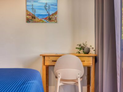 Deuxième chambre du T3 avec un coin bureau pour télétravail ou étude