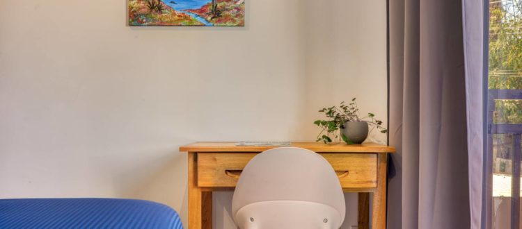Deuxième chambre du T3 avec un coin bureau pour télétravail ou étude
