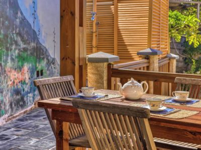 Terrasse de la Résidence Georgette avec table dressée pour le petit déjeuner ou le repas, proche de l’espace jacuzzi
