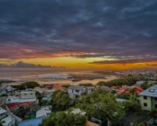 Vue romantique du coucher de soleil sur la plage de Terre-Sainte à La Réunion