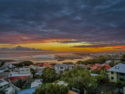 Vue romantique du coucher de soleil sur la plage de Terre-Sainte à La Réunion